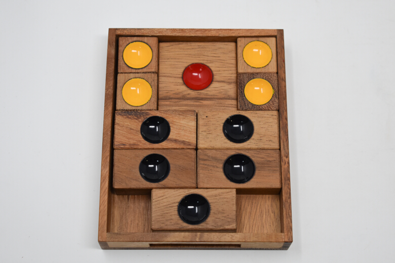 箱入り娘の初期配置の例1(難易度易しい)