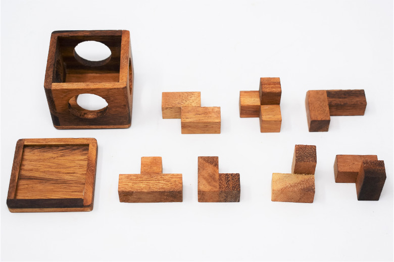 ソーマキューブをバラバラにした画像